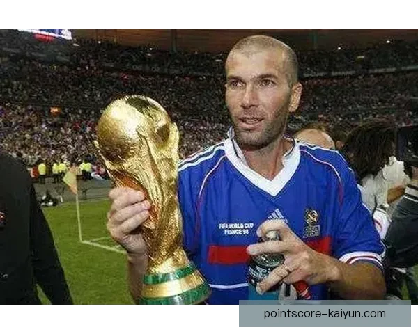 克鲁伊夫世界杯表现值得关注，展现了卓越的足球天赋与技术。