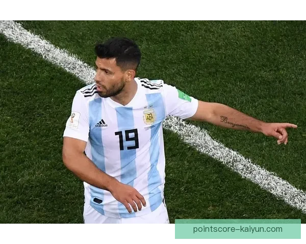 阿圭罗持续展现比赛影响力，球队表现备受关注